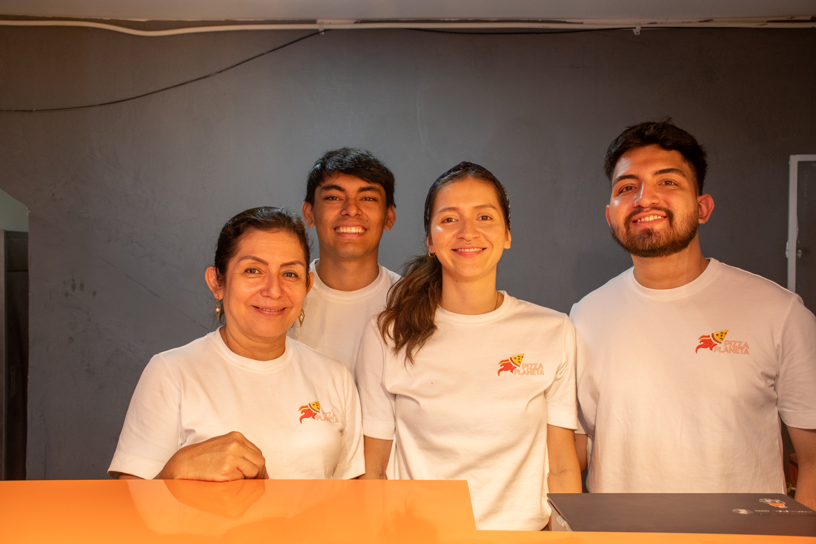 Mesa con pizzas y bebidas compartidas